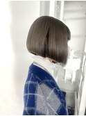切りっぱなしボブスモーキーグレージュカラー