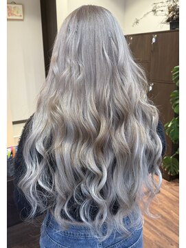 クロリ(Coloris) 色落ちブロンドを狙ったホワイトカラー＋エクステ