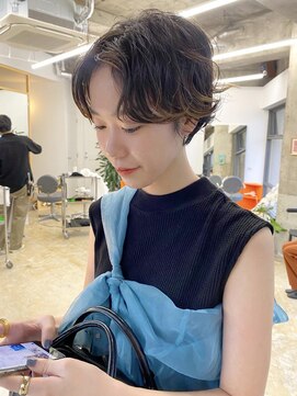 ユー(yew) デザインカラーのセンター分けショート