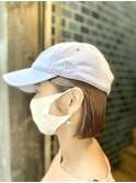 キャップも似合う切りっぱなしボブ×ミルクティインナーカラー