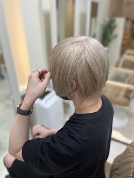 カリーナ(CARINA) ホワイトカラー/ホワイトミルクティー