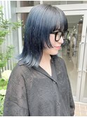 ミディアムヘアのインディゴブルーの暗髪