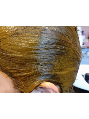 《エイジング毛のハリコシをUP◎》100%天然ヘナの[hanahenna]で髪や地肌に優しくツヤ感のある仕上がりに！
