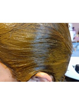《エイジング毛のハリコシをUP◎》100%天然ヘナの[hanahenna]で髪や地肌に優しくツヤ感のある仕上がりに！