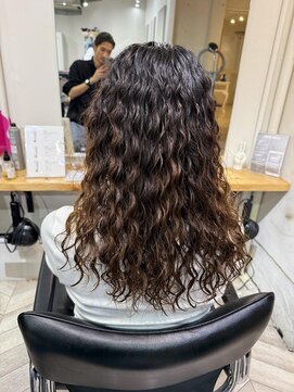 エル(EL by green) 《tomi》ハードパーマ×ミディアムレイヤー