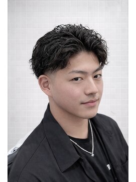 ゼロスバーバー(0's BARBER SHOP) 社会人向け◎大人ツイストパーマ×フェードで男前