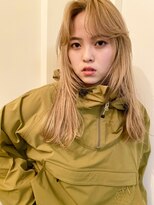 ノラ シブヤ(NORA)&nbsp;ウルフカット　センターパート　ベージュカラー　ケアブリーチ