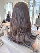 グレージュカラー_オリーブベージュレイヤーカットウェットヘア