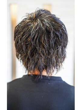 ムゥフ ヘアーアンドアイラッシュ(mouf hair&eyelash) 縦落ちスパイラルとハイライトのウェットウルフ