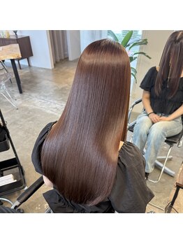イエロ(yelo)の写真/美髪を保つミディアム・ロングは髪質改善特化サロンで。毛先まで潤うカットで、憧れの艶とまとまりを。