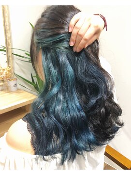 ヘアアンドメイク アクシス(AXIS) インナーカラーターコイズ