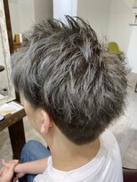 ヘアデザイン マノス(hair design mano's)&nbsp;ツーブロック刈り上げ/グレイアッシュ