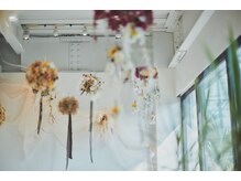 グラッド ナチュラル ヘアー(glad NATURAL HAIR)の雰囲気（光が差し込み、緑が多い店内で自分史上最高に可愛いに出会えます）