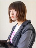 顔周りレイヤーと外ハネで動きのある切りっぱなしボブ/前髪あり