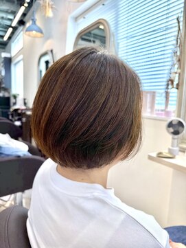 アオカマクラ(a-o Kamakura) 丸みシルエットで魅せる大人のショートボブ