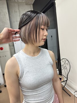 ヌエン 渋谷(NU/EN) 黒染めでもできるミルクティーグレージュのインナーカラー