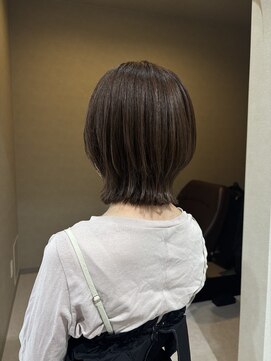 エン(en.) 【首元スッキリ】 華奢見えが叶う抜け感の「外ハネくびれボブ」