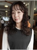 重めかっとラインが引き立つミディアムパーマスタイル♪