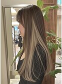 ハイライトヘア インナーカラー ベージュ ロングヘア ストレート