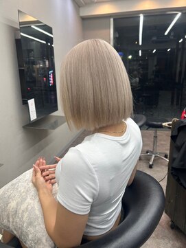 エミーバイモアムー(Emmie byMoremuu) ホワイトミルクティー/ミルクティー/ブリーチカラー