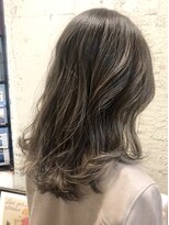 ペネロープ(Penelope)&nbsp;ミディアム/外ハネ/極細ハイライト/イルミナカラー　担当　夕島