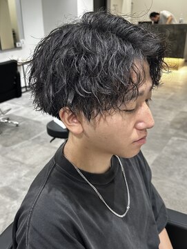 ヒュイル バイ ニアウ(Hwyl by Niau) メンズマッシュパーマニュアンスパーマスパイラルパーマ刈り上げ