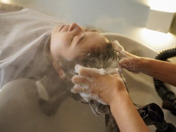 リンド(Lindo)の写真/マンツーマン対応◇フルフラットシャンプー台完備!首も疲れずゆったり過ごせる*癒しと頭皮改善を同時に♪