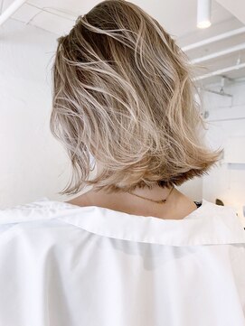 シオン(shion) くびれミディボブミディアムホワイトブロンド_ba335171