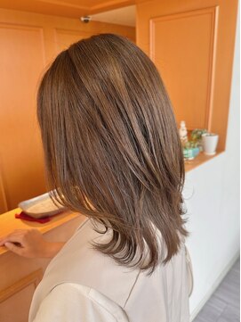 ワイボンドヘアー(Y bond hair) くびれミディ レイヤースタイル 透明感ベージュ イルミナカラー