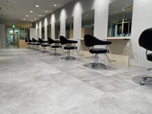 トリ 三宮店(TORi)の雰囲気(シンプルで広々としたフロア)