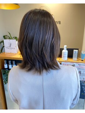 ビアノバ(via nova) 動きのある外ハネベージュ