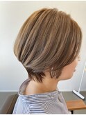 ハイトーンベージュと束感ショートスタイル