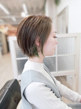 プレジール (Plaisir) 緑　グリーン　イヤリングカラー　ショート　ボブ