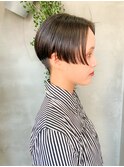 ハンサムショート、センターパート、刈り上げ女子、切りっぱなし