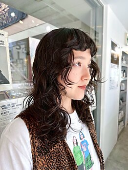 チックタック モーガン モデル(TICK-TOCK MORGAN Model)の写真/こなれ感を演出したパーマは秋にぴったり。ふわふわと揺れ動くパーマで大人っぽい可愛さ。