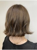 切りっぱなしボブのオリーブベージュ