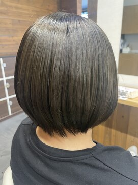 ライフビィ チャーム(Lifebe Charm) アッシュグレーカラー×ショートボブ