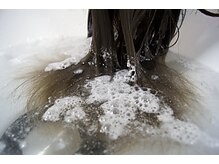 薬剤の浸透をサポートしうるツヤヘアを実感できる！！