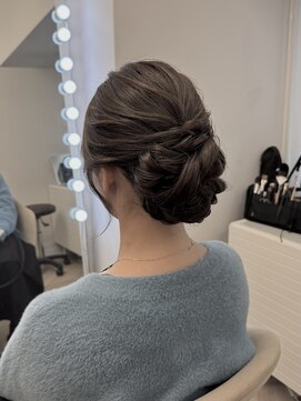 エメティ(Aimerty) ふんわり下めシニョン♪