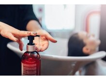 【当店で1番のこだわり】フルフラットのシャンプー台で癒し時間をご提供致します（首が痛くなりません）