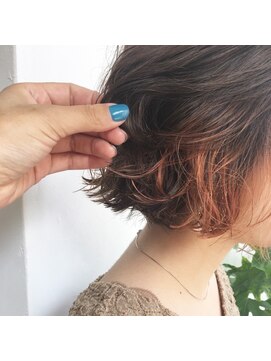 エマ 谷山店(EMMA) 切りっぱなしボブ インナーカラー 暖色カラー 外ハネ
