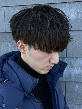 ヒュイル バイ ニアウ(Hwyl by Niau) MEN’S HAIR/サーフカール/刈り上げセンターパート/伊勢崎