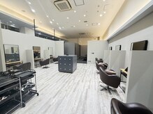 スタイル 廿日市(STYLE)の雰囲気(【ゆめタウン内】広々とした店内/ベビーカーのまま入店可能)