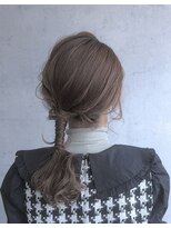 タイトネックのポニーテール
