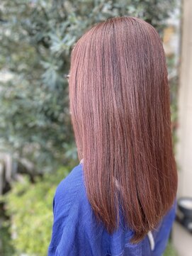 ピンキーウエスト 風でサラサラストレートヘア