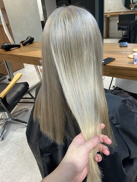 エイトデイズ 三宮駅前店(EIGHT days) ベージュカラー