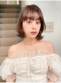 イメチェンヘアスタイルホワイトブロンド外はねボブワイドバング