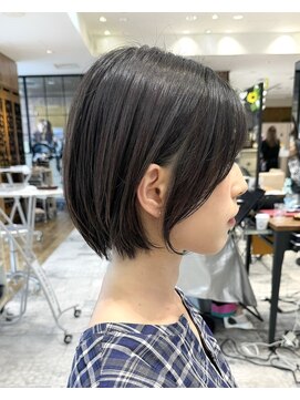 アフロート ルヴア(AFLOAT RUVUA) 【岩田莉奈】一人一人のオーダーメイドカットで骨格矯正　 新宿