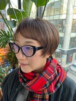 ビハインドザカーテン(BEHIND THE CURTAIN)&nbsp;くせ毛を活かしたマッシュショート×白髪を活かした明るめカラー