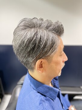 リバティシェアバーバー 銀座(LIBERTY SHARE BARBER) 大人の色気と清潔感を両立するツーブロック七三アップバング